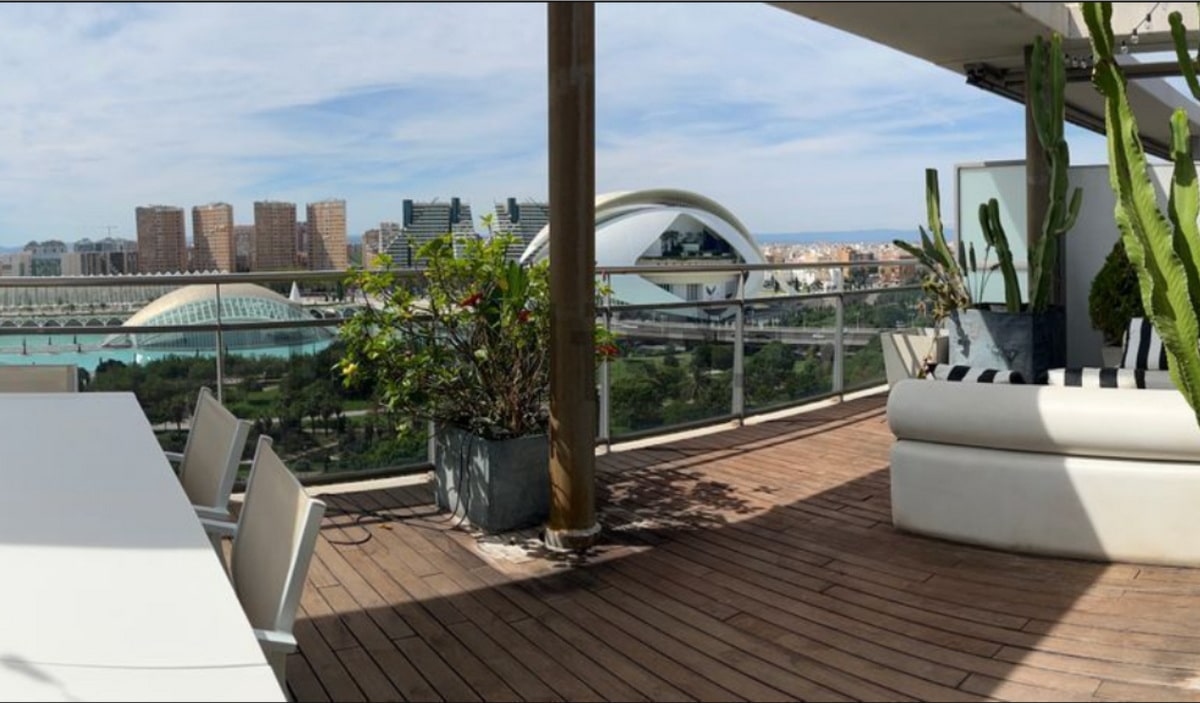 A beautiful apartment in Ciudad de las Artes with views over the museums.