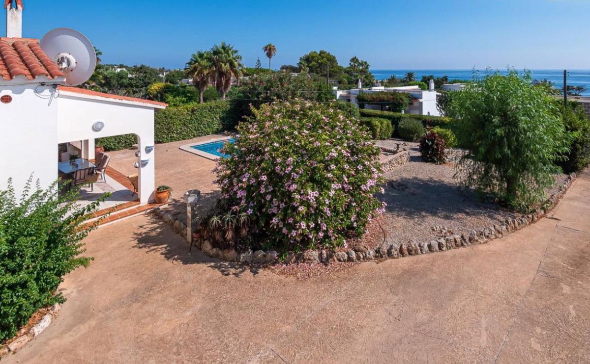A Spanish-style house in Torrent with lovely views of the Mediterranean.
